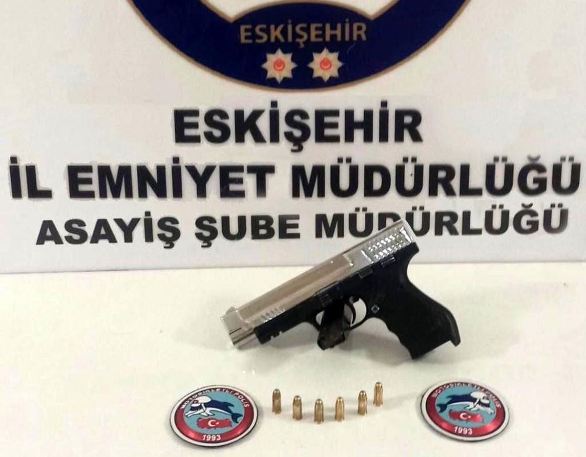 Polisten kaçmaya çalışan şüphelinin üzerinden ruhsatsız tabanca çıktı