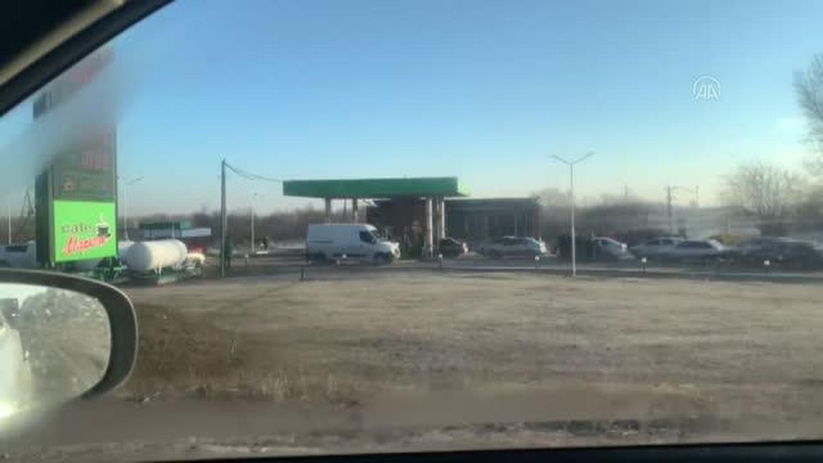 Rusya'nın Ukrayna'ya askeri müdahalesi sonrası, benzin istasyonları önünde uzun kuyruklar