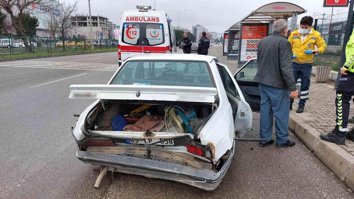 Samsun\'da hafif ticari araç otomobile arkadan çarptı: 1 yaralı