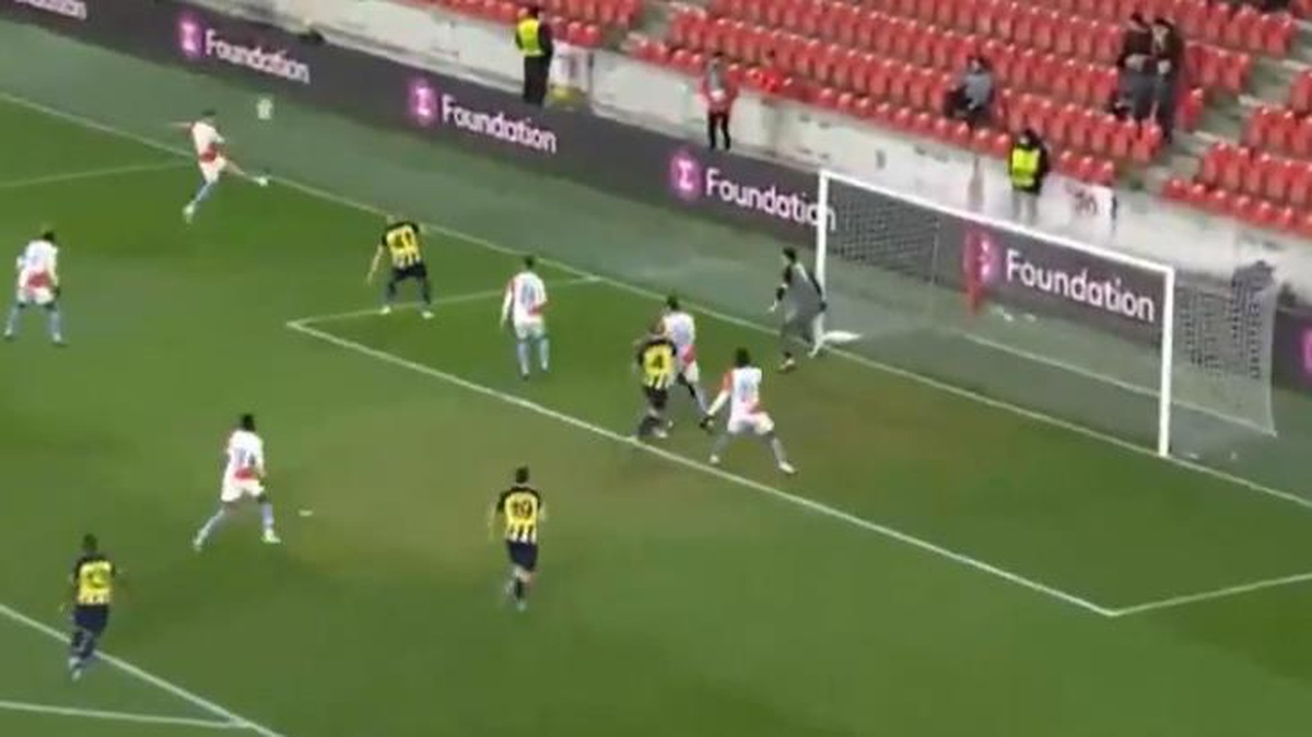 Taraftar dalga geçerek tepki gösterdi! Fenerbahçe\'nin yediği gol gündem oldu