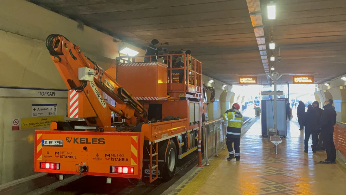 Tramvay yoluna giren çekicinin hatlara zarar vermesi seferleri aksattı