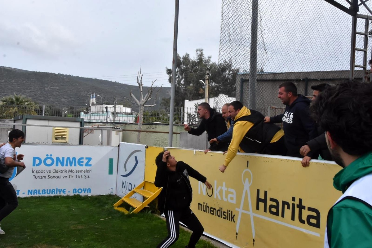 Tribünden inip top toplayıcısına saldırdı