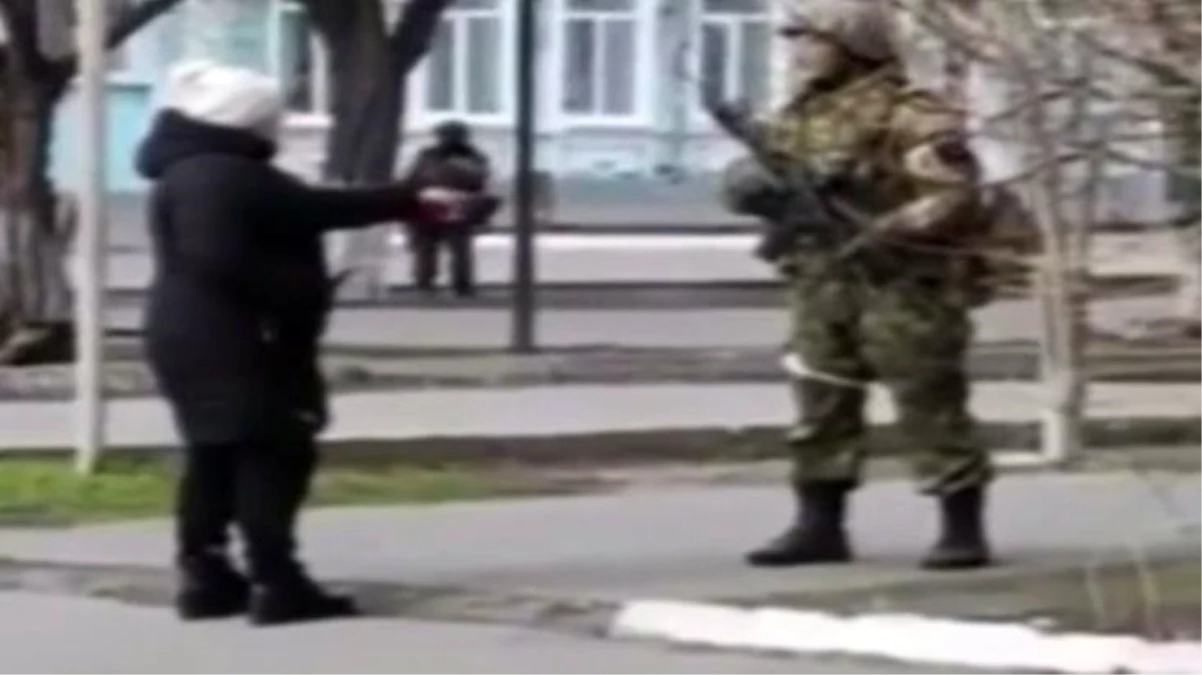 Ukraynalı kadın Rus askere isyan etti: Silahları bombaları bırakın