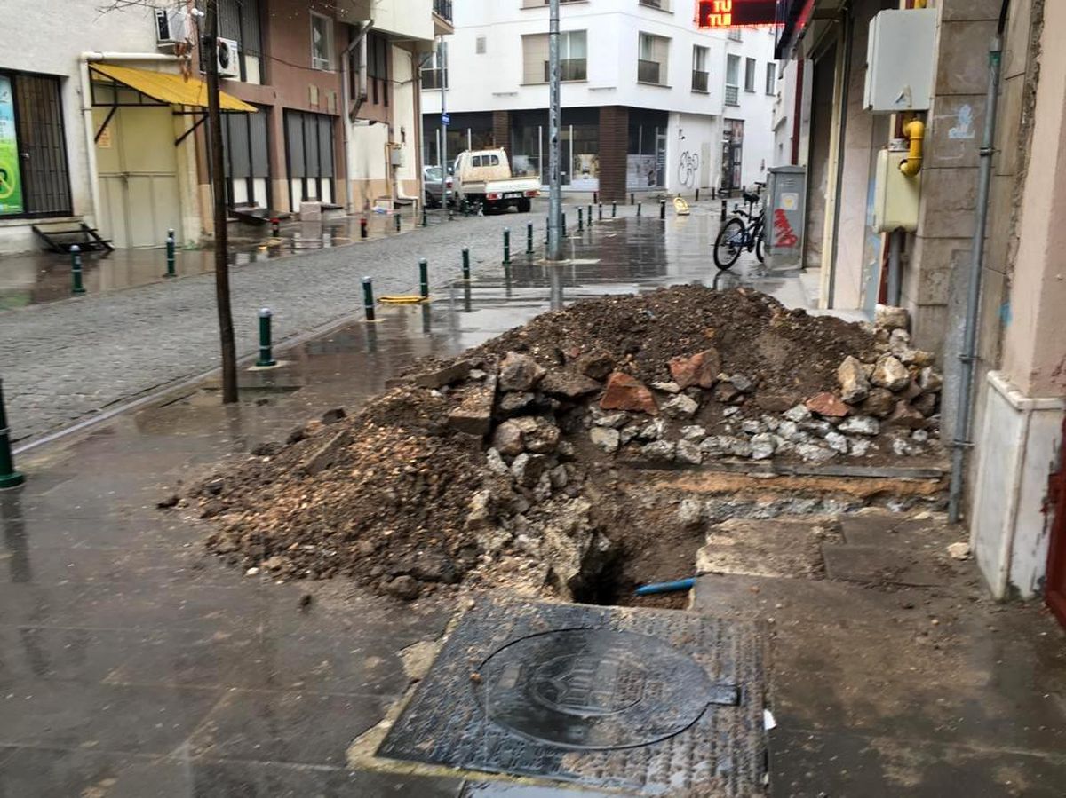 Uyarı işareti konulmayan çukur tehlike saçıyor