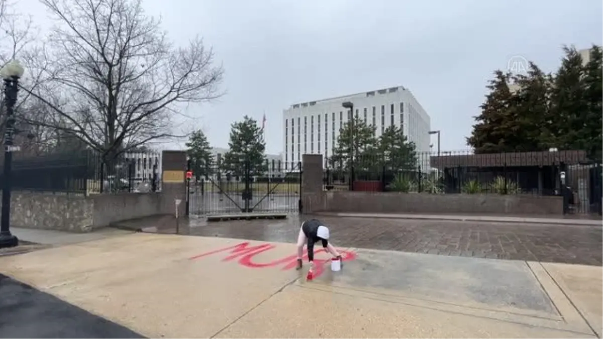 WASHİNGTON - Rusya'nın Washington Büyükelçiliğinin girişine İngilizce 'katil' yazan gösterici gözaltına alındı