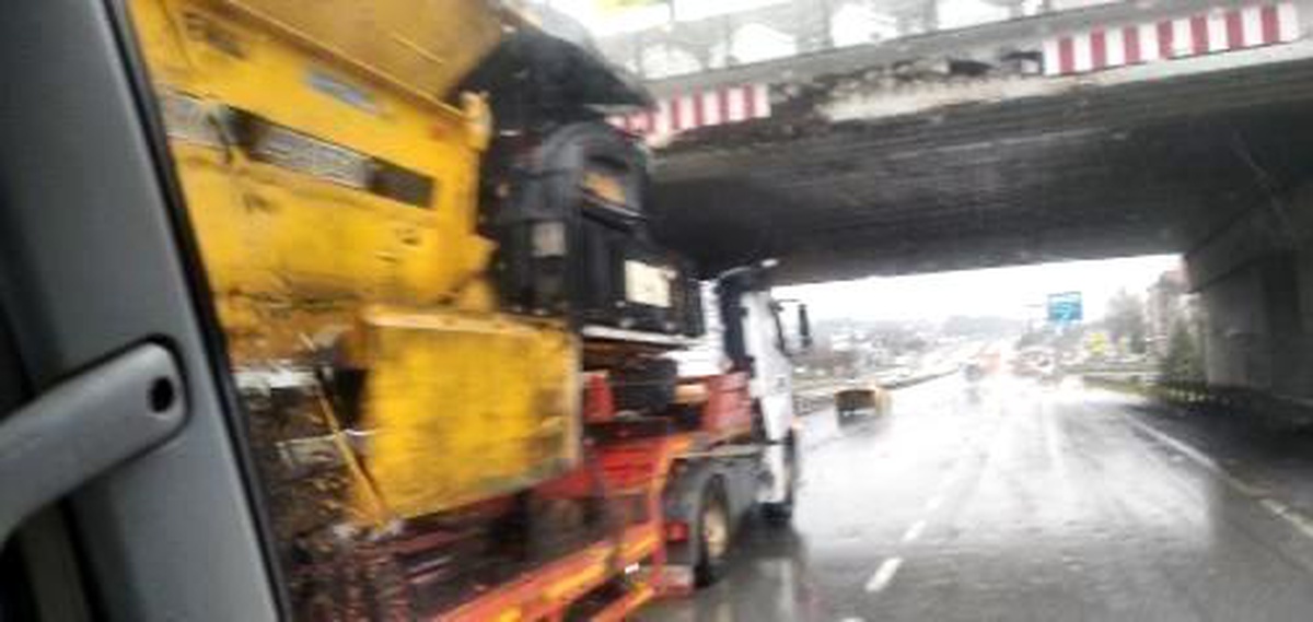 Yüksekliği hesaplayamayınca beton üst geçide çarptı