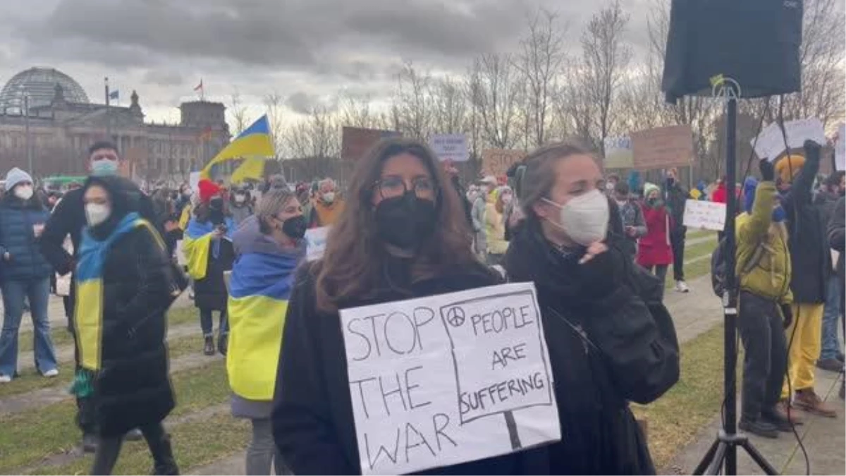 Almanya\'da yüzlerce kişi Rusya\'nın Ukrayna\'ya askeri müdahalesini protesto et