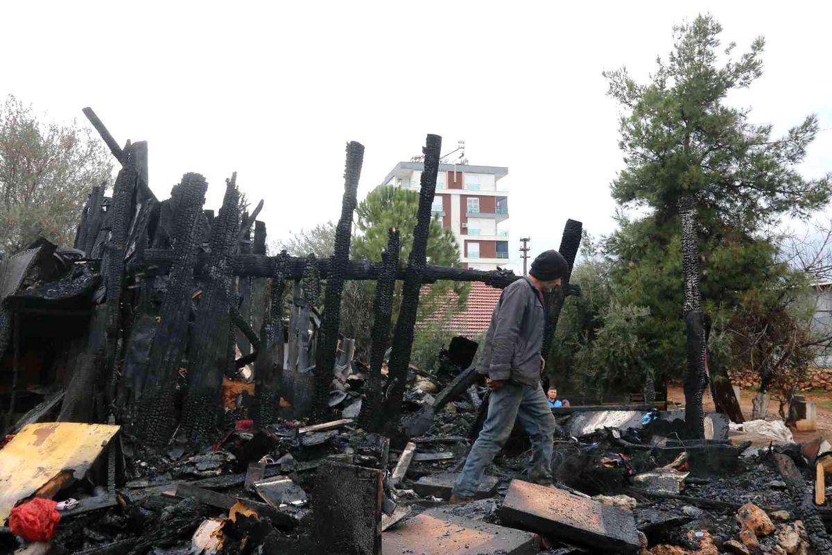 Son dakika haberleri! Antalya\'da sobadan çıkan yangında baraka küle döndü