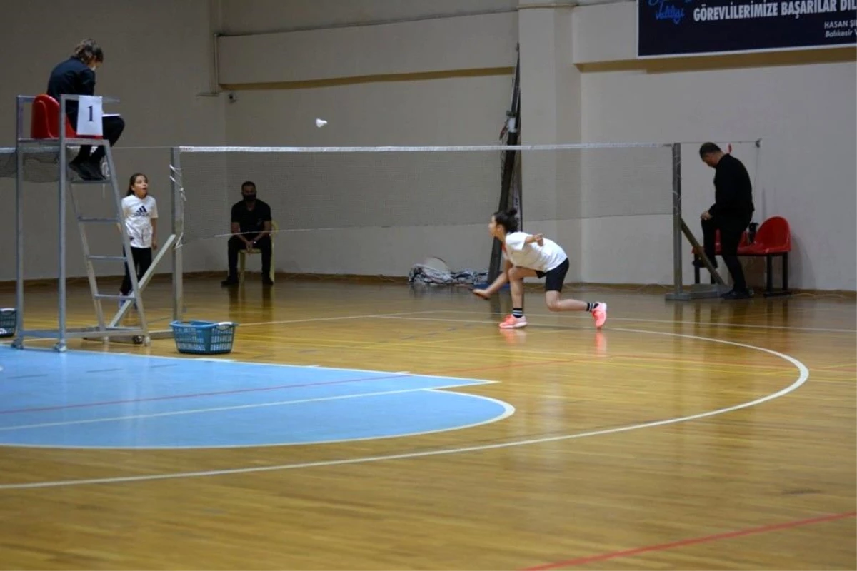BALIKESİR - Badminton küçükler grup yarışmaları Ayvalık\'ta başladı