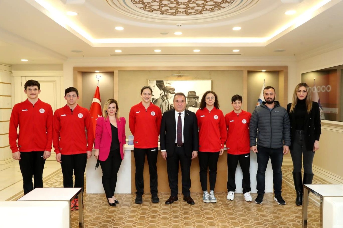Başkan Böcek, Antalyaspor Yüzme Takımı\'nı ağırladı