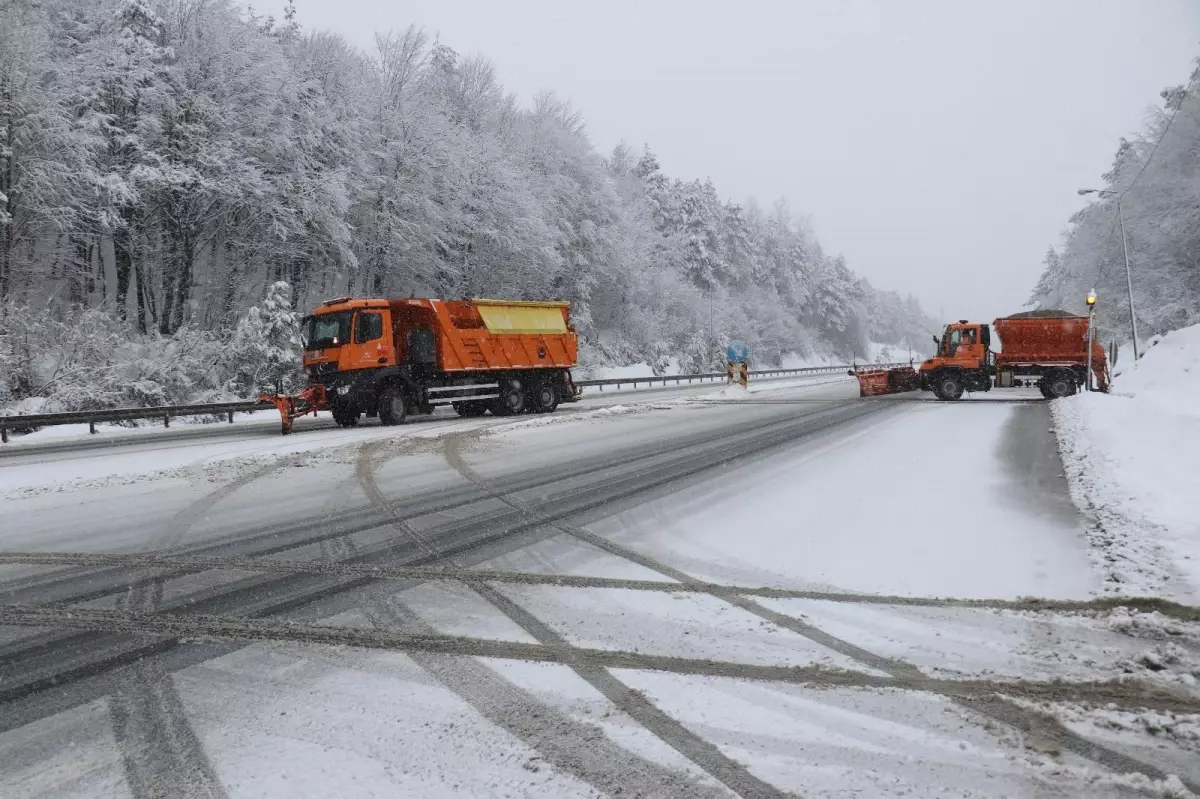 Bolu Dağı\'nda kar yağışı devam ediyor