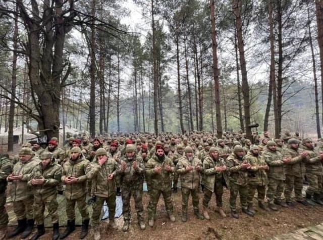 Çeçenler Ukrayna ile savaşa namaz kılarak gitti