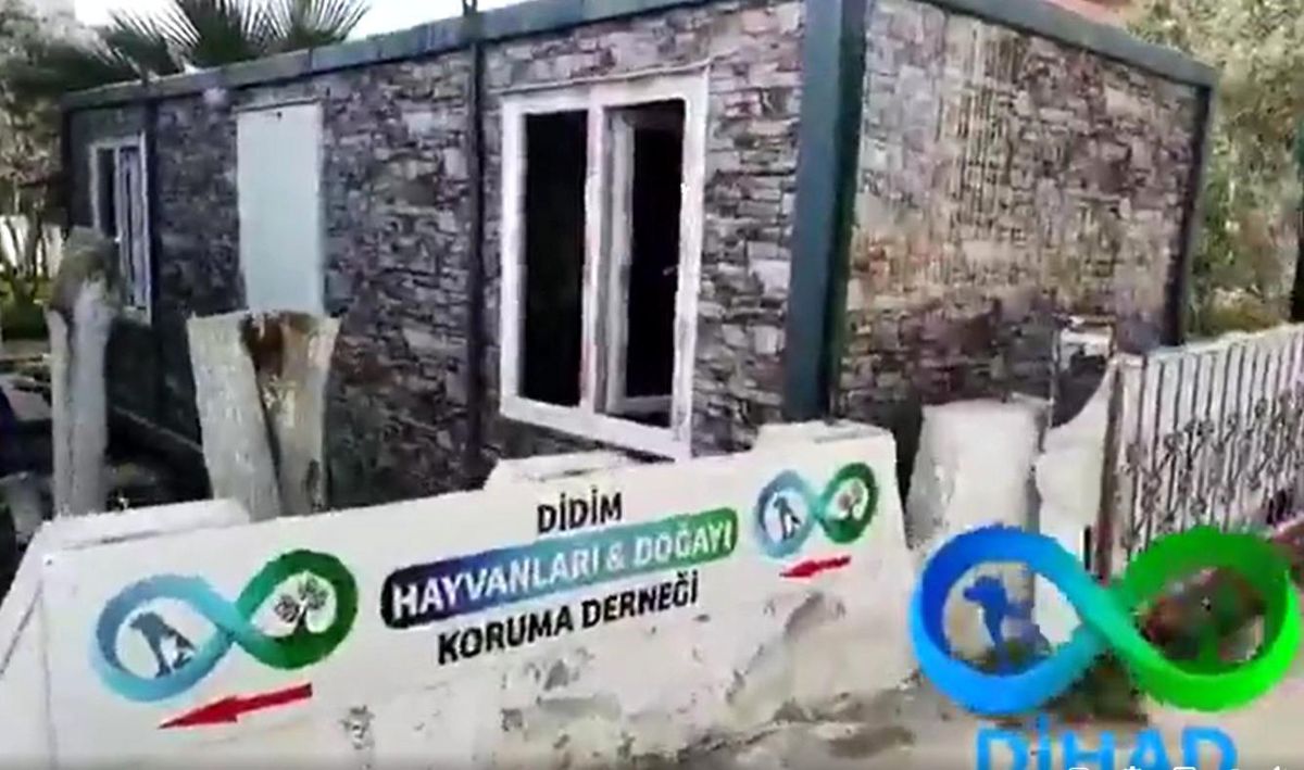 Didim\'de hayvansever eşinin hayrına, barınağa bağışta bulundu