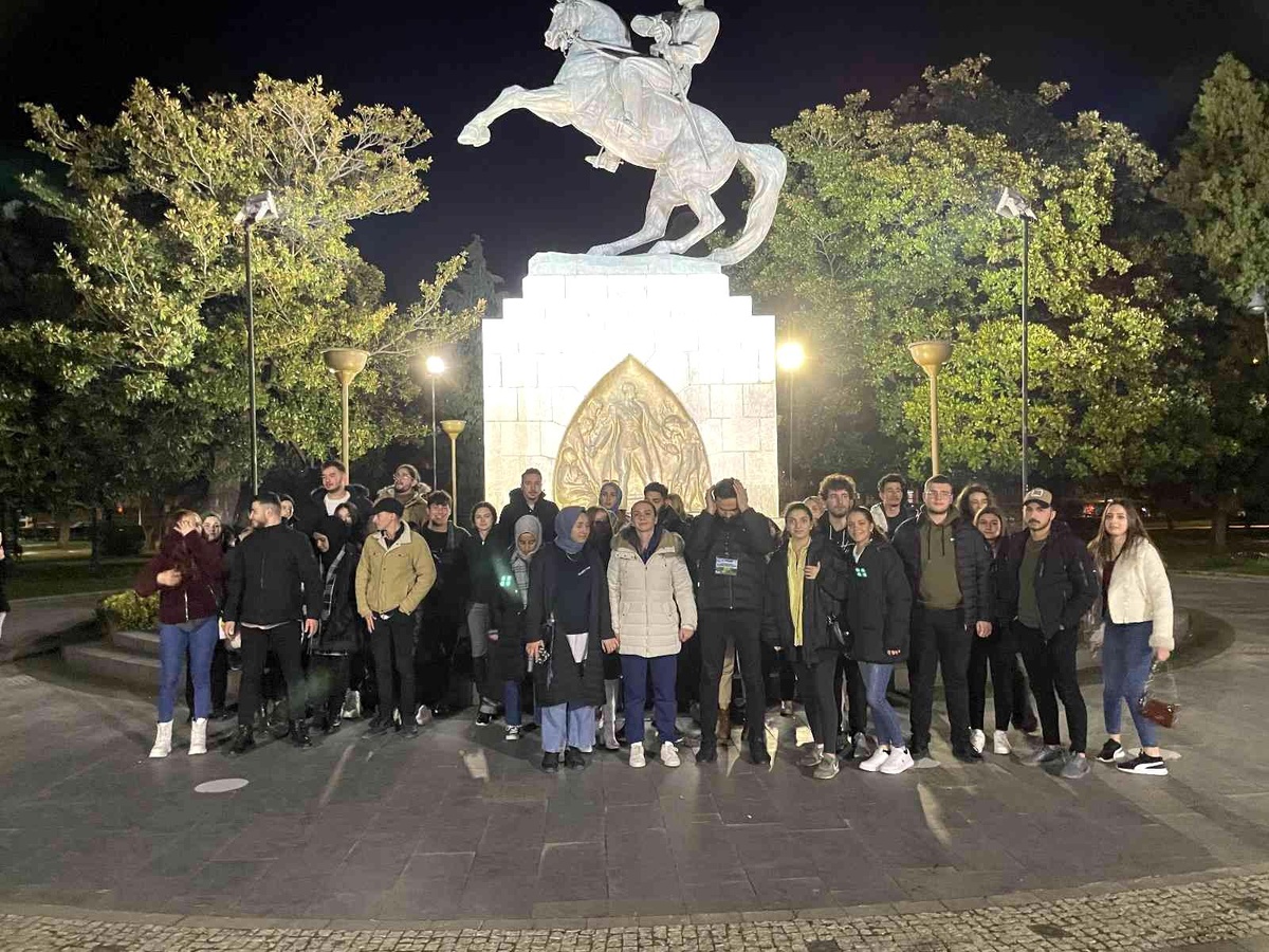 Düzce Üniversitesi öğrencileri Onur Anıtı\'nda nöbet tuttu