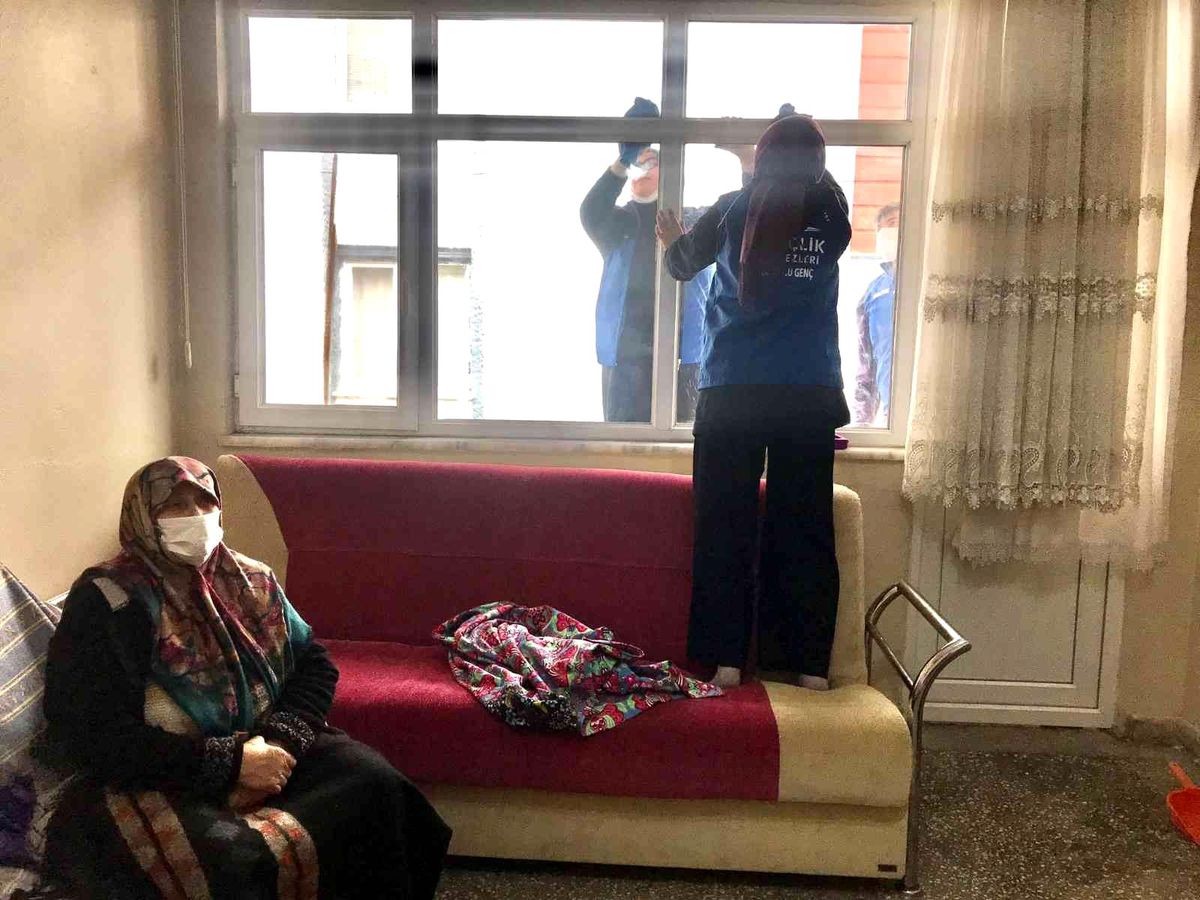 Kırıkkale\'de Gençlik Merkezi gönüllülerinden örnek davranış