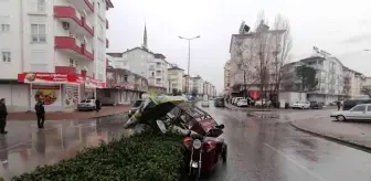 Hafif ticari araç 3 tekerlekli motosiklete çarptı