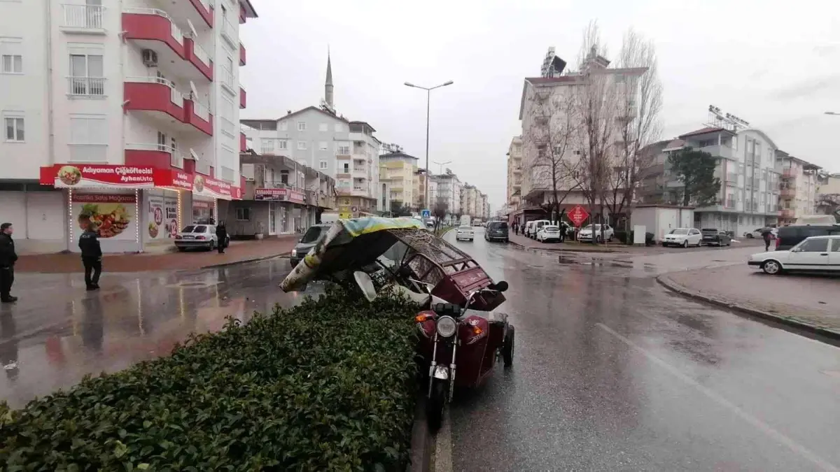 Hafif ticari araç 3 tekerlekli motosiklete çarptı