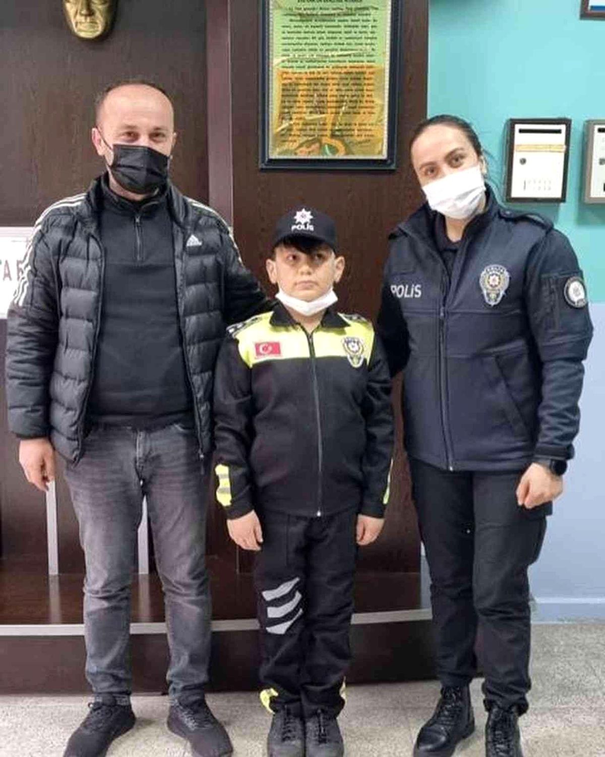 Polis olmak isteyen 14 yaşındaki Mert\'e üniforma sürprizi