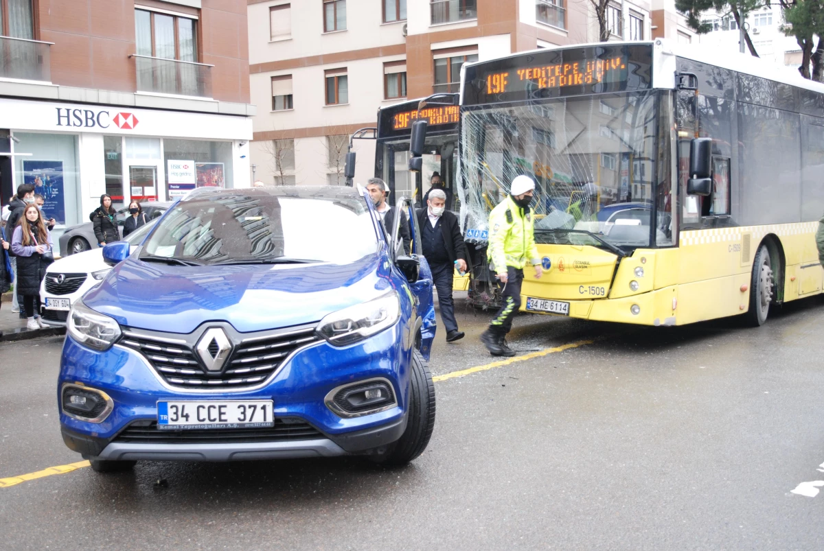 Kadıköy\'de İETT otobüsünün çarptığı otomobilin sürücüsü yaralandı