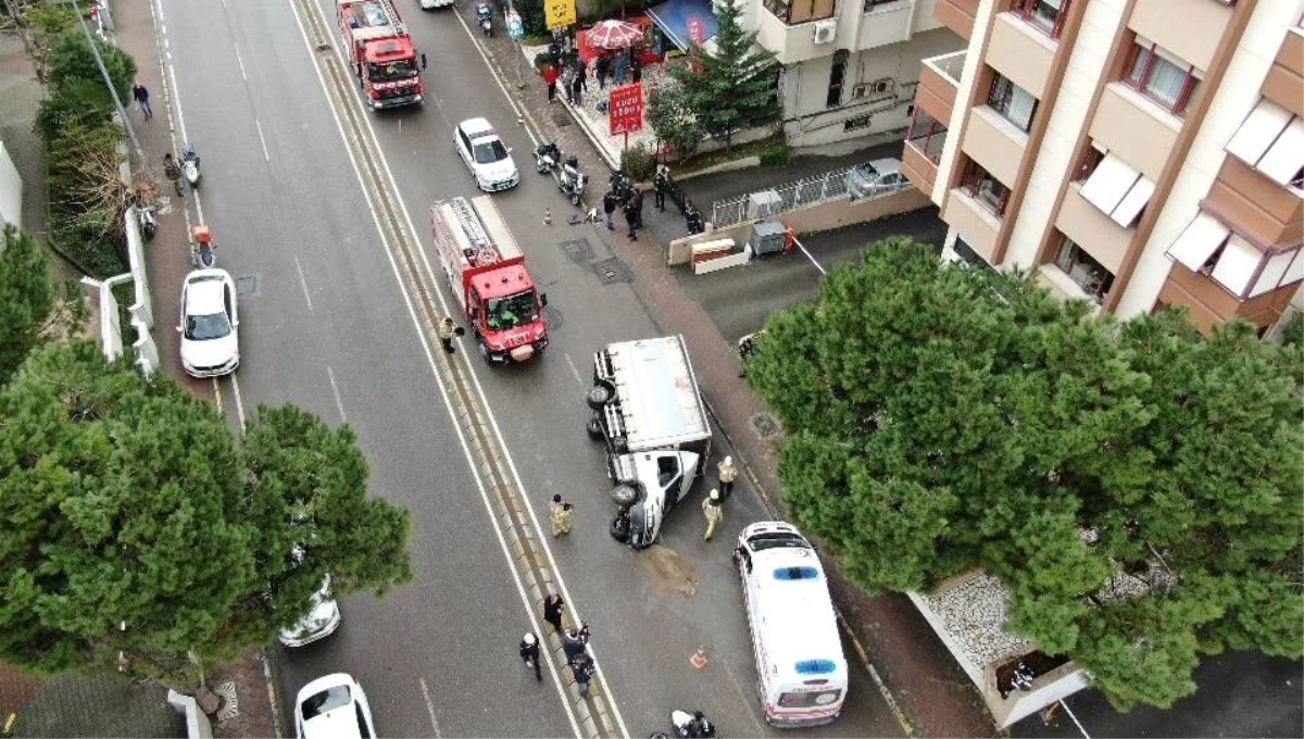 Kadıköy\'de kamyonet orta refüjü aşıp yan yattı