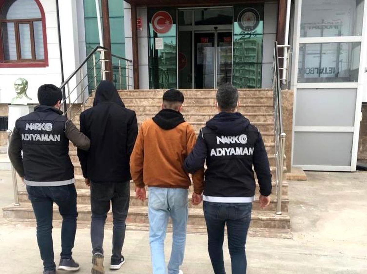 Kahta\'da uyuşturucudan yakalanan 5 kişiden, 2\'si tutuklandı