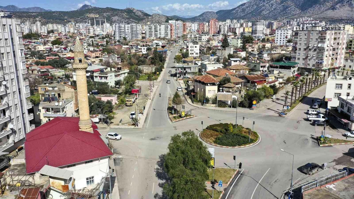 Kozan\'da asfalt ve minare çalışması