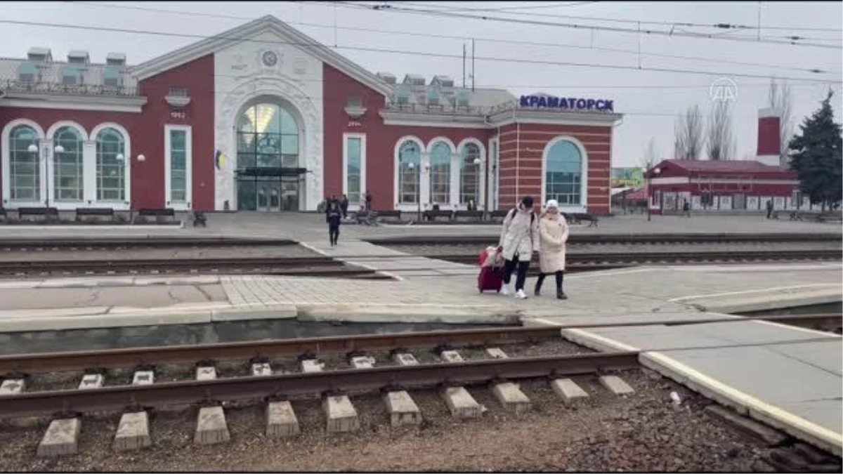 Kramatorks\'ta yaşayan bazı Ukraynalılar, trenle kentten ayrıldı
