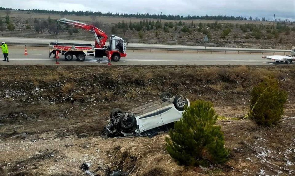 Kütahya\'da otomobil şarampole devrildi: 3 yaralı