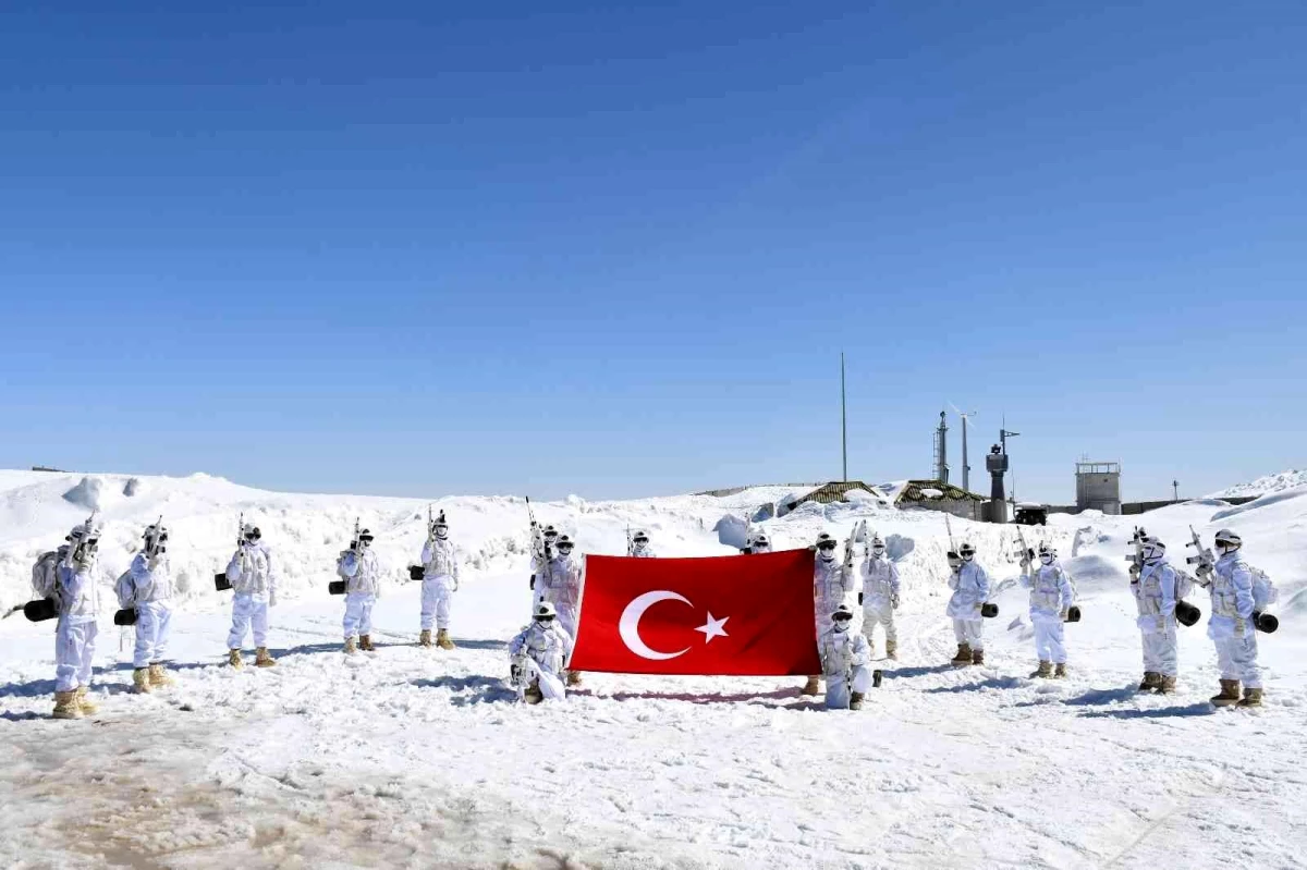 Mehmetçik Kato Dağı\'nda 7 metreyi bulan karda vatan nöbetinde kuş uçurtmuyor