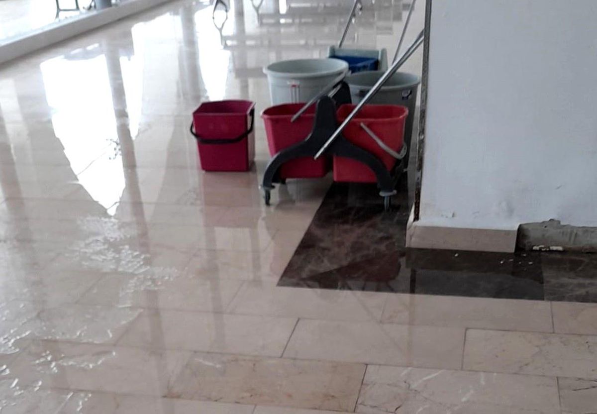 Otogarın önce alçı tavanı çöktü, şimdi de çatısı akıyor