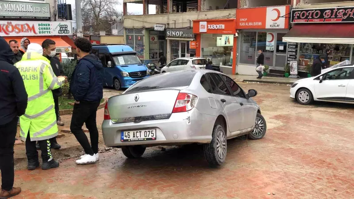 Otomobil açık bırakılan rögara düştü