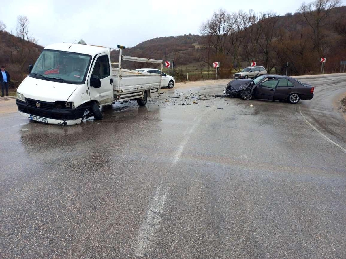 Otomobille kamyonet çarpıştı: 2 yaralı