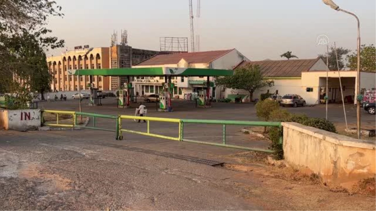 Petrol zengini Nijerya\'da halk benzini "karaborsa" satıcılarından alıyor
