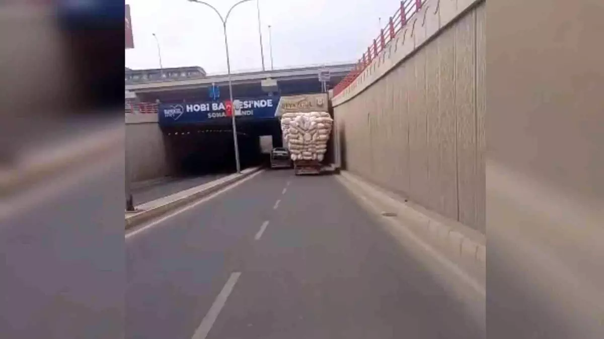 Saman yüklü kamyon tehlike saçtı