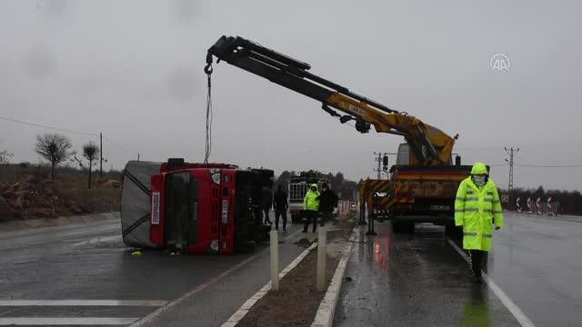 Sebze yüklü kamyonet devrildi