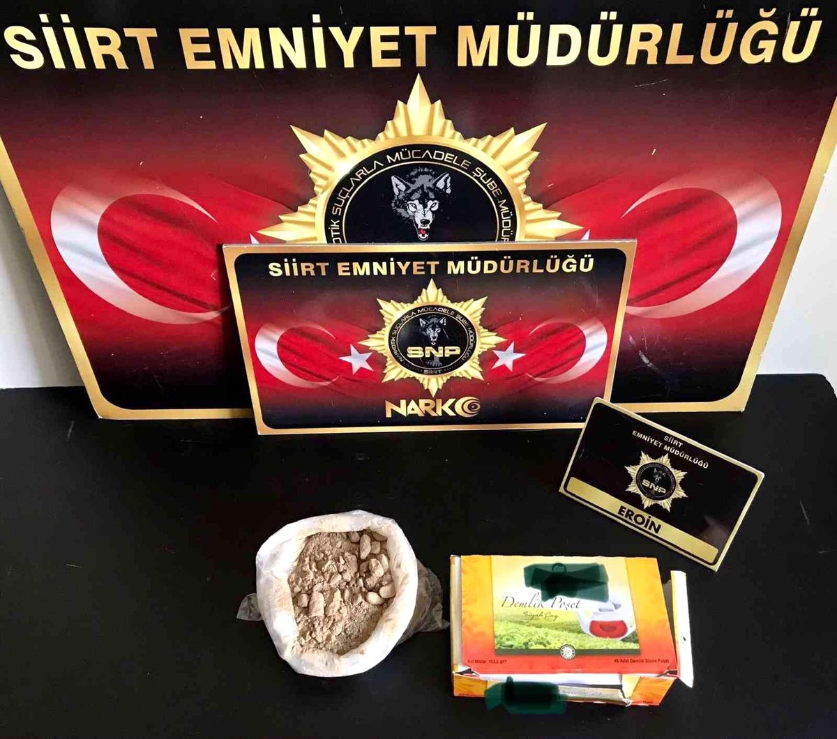 Siirt\'te şüpheli şahsın elindeki çay kutusundan uyuşturucu çıktı