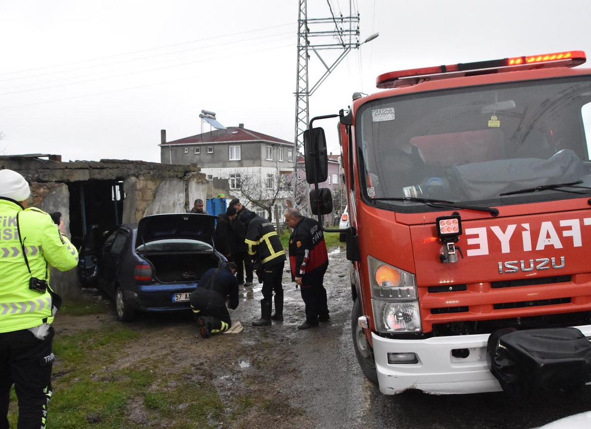 Son dakika haber: Sinop\'ta otomobilin evin duvarına çarptığı kazada 4 kişi yaralandı