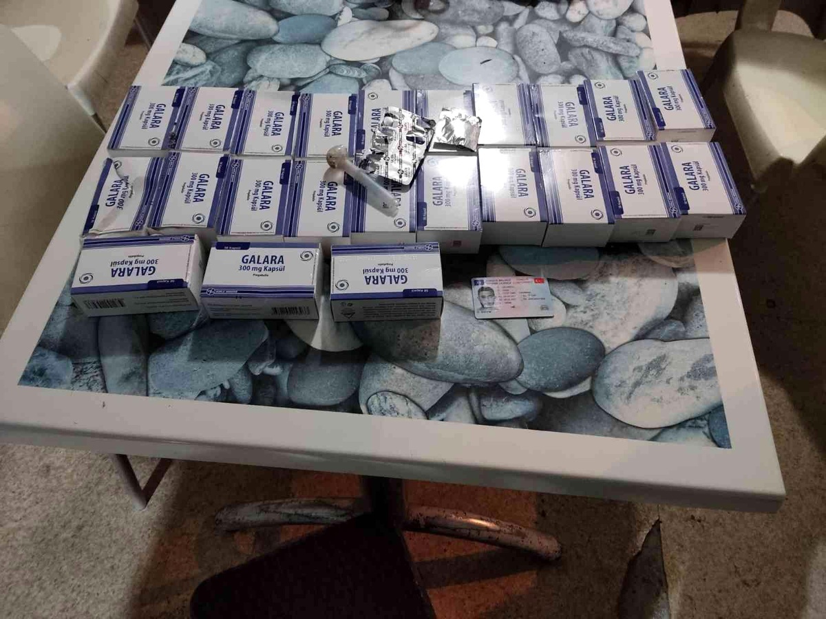 Son Dakika | Şüpheli araçtan yeşil reçeteye tabi yüzlerce hap çıktı: 2 gözaltı