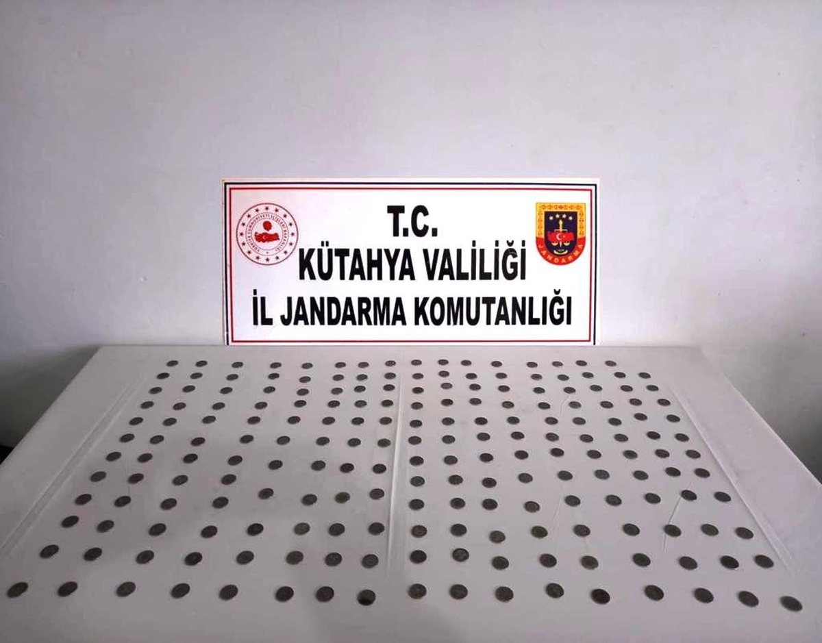 Tarihi eser operasyonunda 200 gümüş sikke ele geçirildi