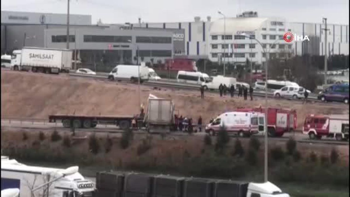 Tır ve kamyon kafa kafaya çarpıştı: 2 yaralı