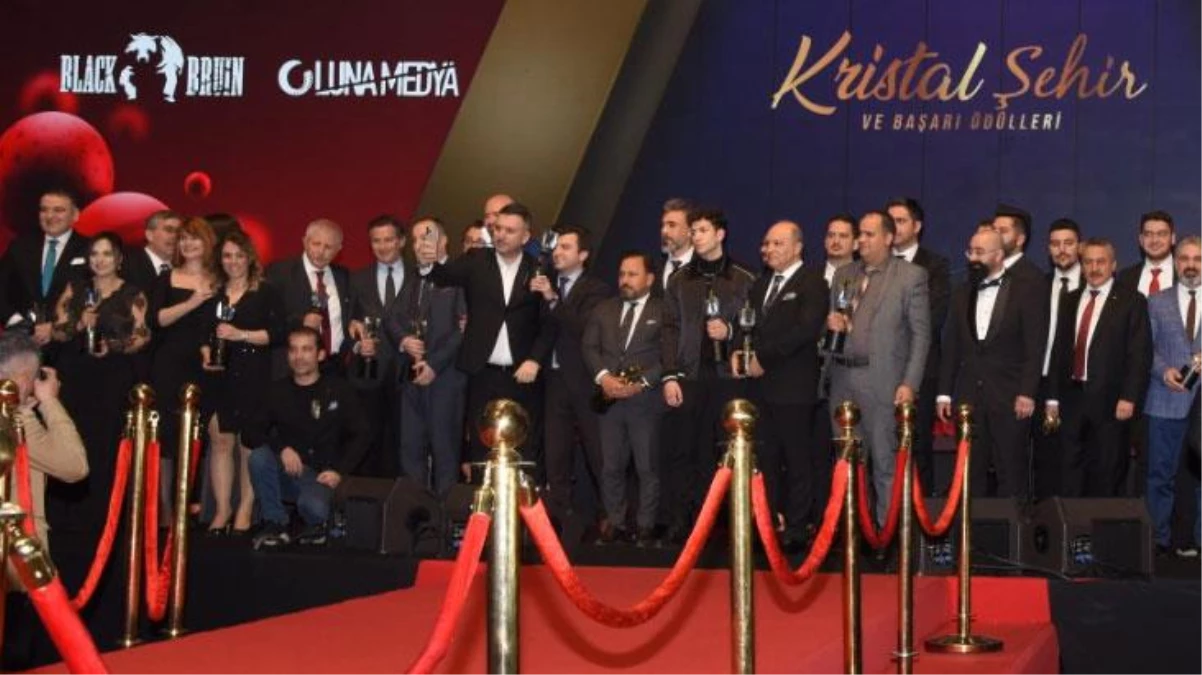 Türkiye Kristal Şehir ve Başarı Ödülleri sahiplerini buldu! Yılın haber sitesi ödülü Haberler.com\'un oldu