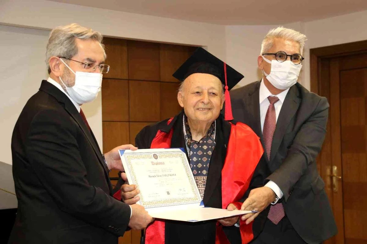 Türkiye\'nin en yaşlı üniversite öğrencisi hukuk fakültesinden mezun oldu