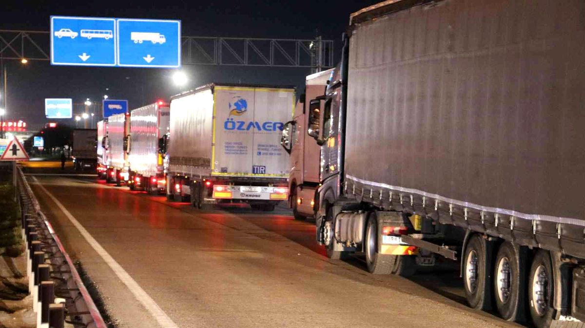 Ukrayna\'ya ve Rusya\'ya gidecek tır şoförlerinin sınır kapısında bekleyişi sürüyor