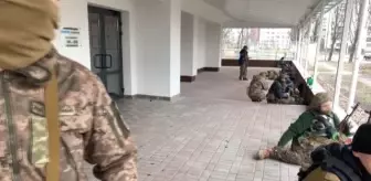 Son dakika haber... Ukraynalı siviller Rus güçlerine karşı kamuflaj giyinip silahlandı