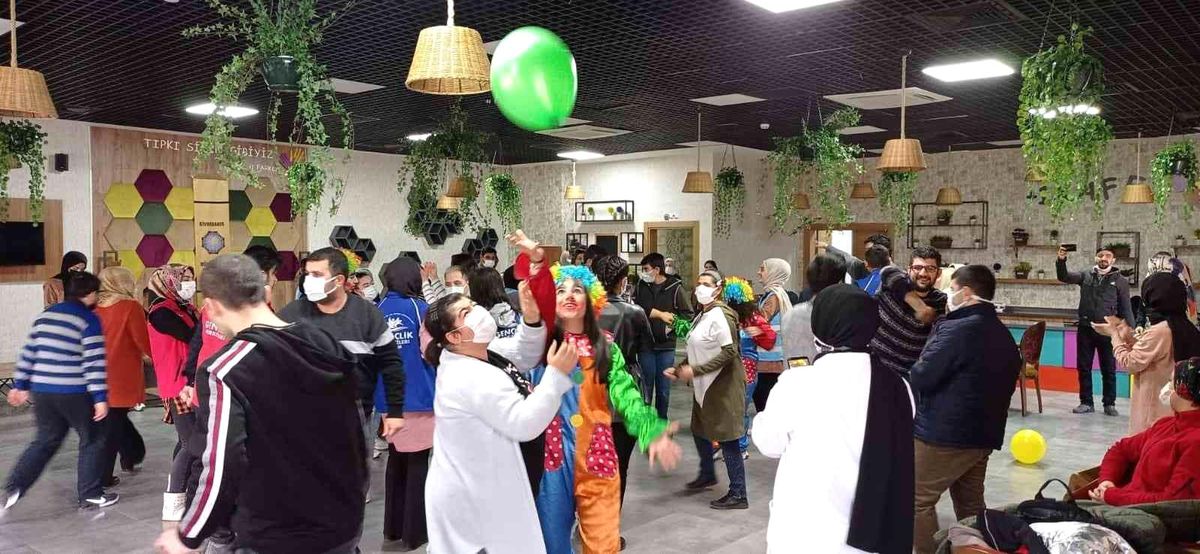 Üniversite öğrencileri engellilerle bir araya geldi