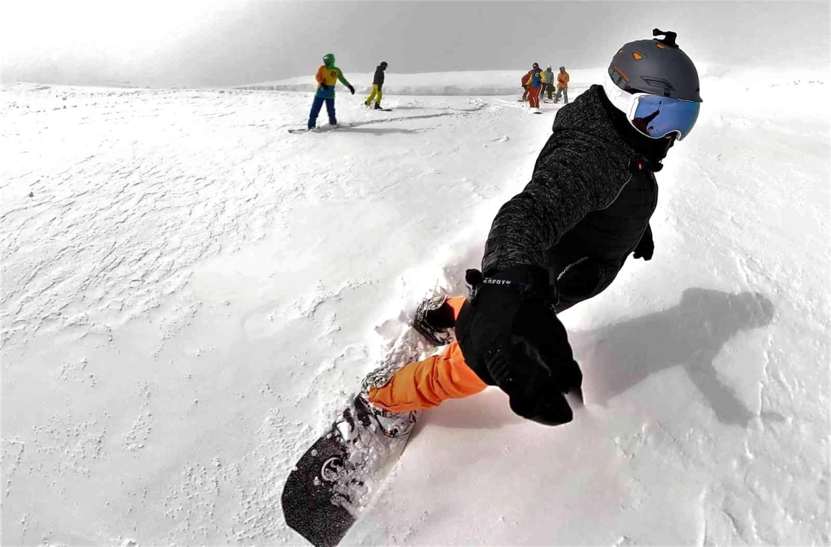 Van'daki snowboard tutkunlarından nefes kesen gösteri