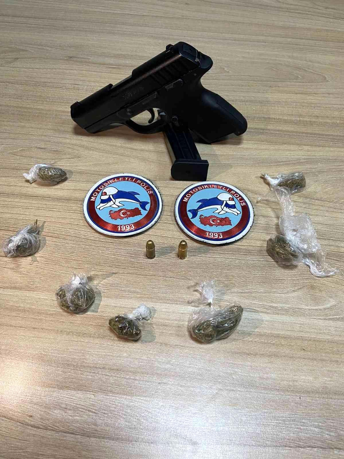 Yunus timlerinin durdurduğu araçta uyuşturucu ve tabanca yakalandı