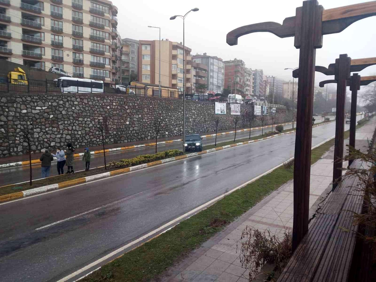 Zonguldak\'ta otomobil refüje çarparak durabildi