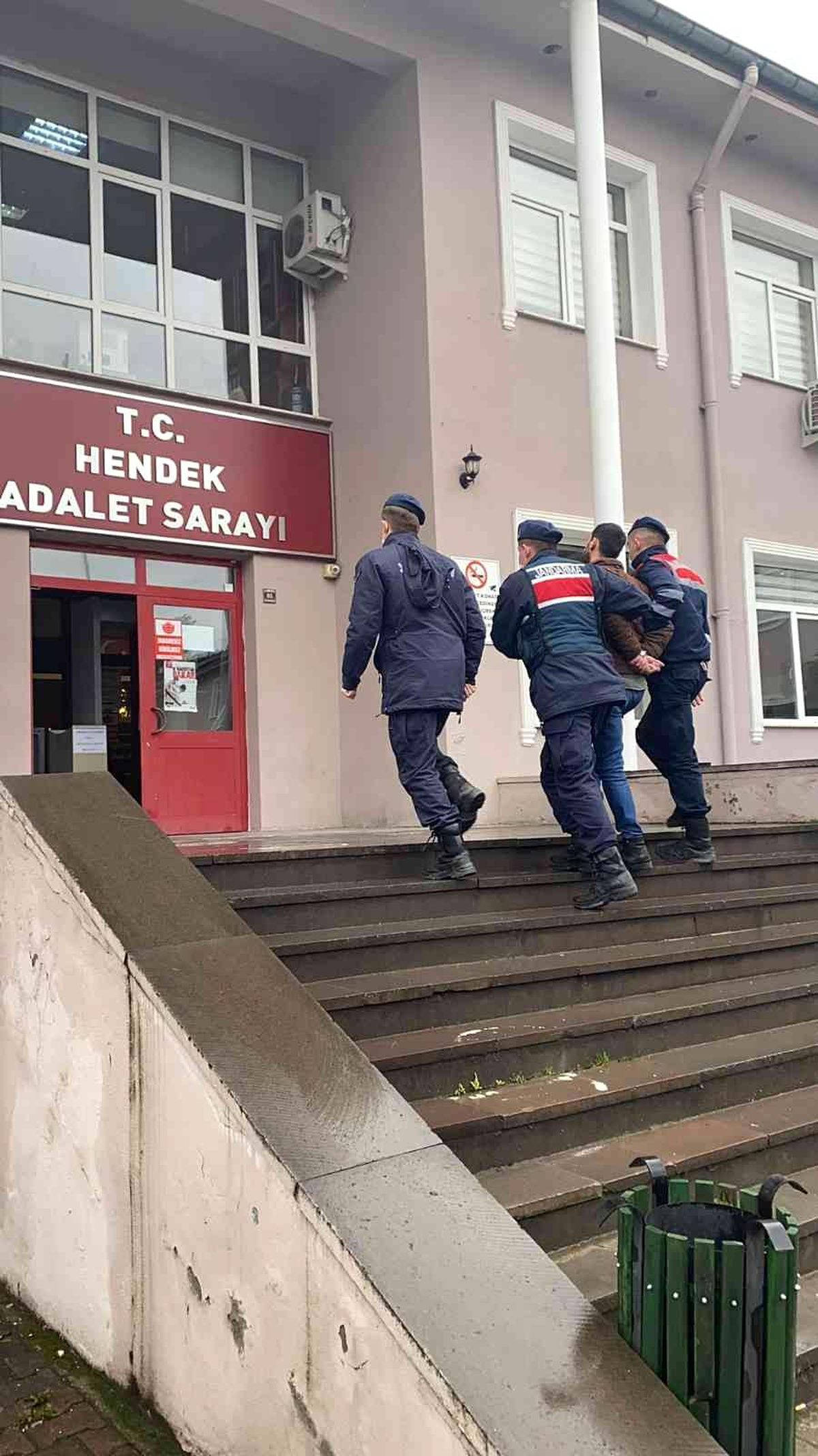 43 yıl hapis cezası bulunan şüpheli evinin altına yaptığı sığınakta yakalandı