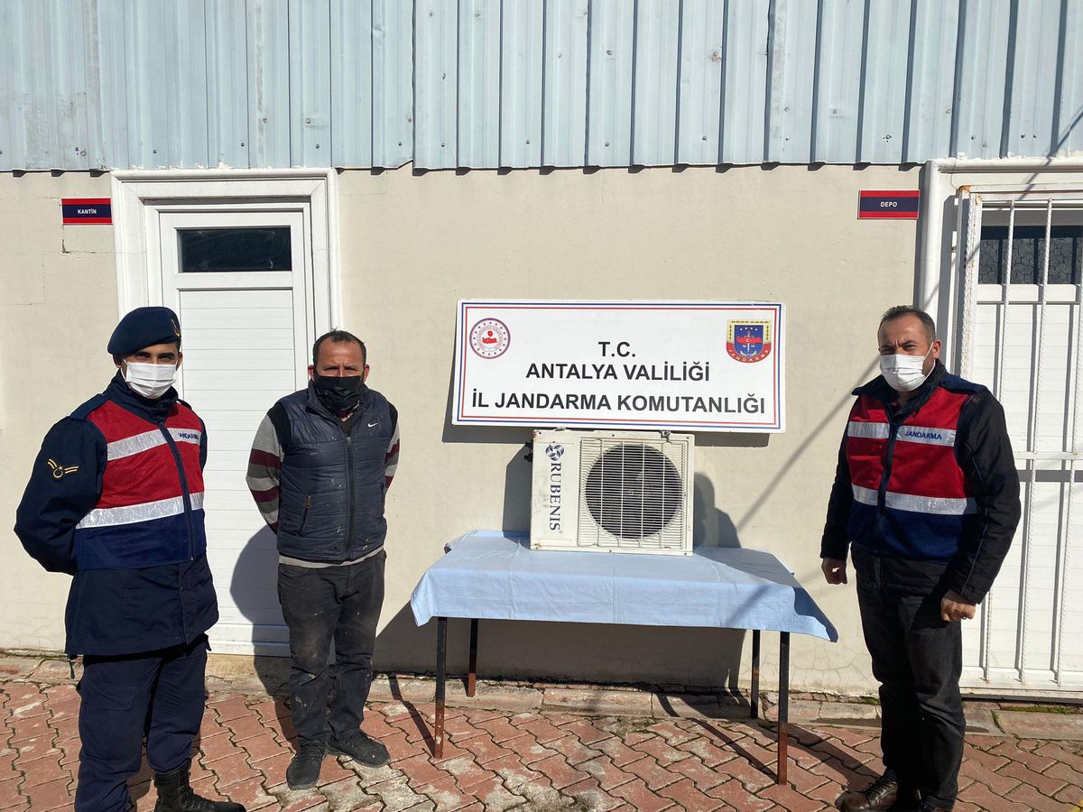 Antalya\'da klima motoru çaldıkları iddiasıyla 2 şüpheli yakalandı